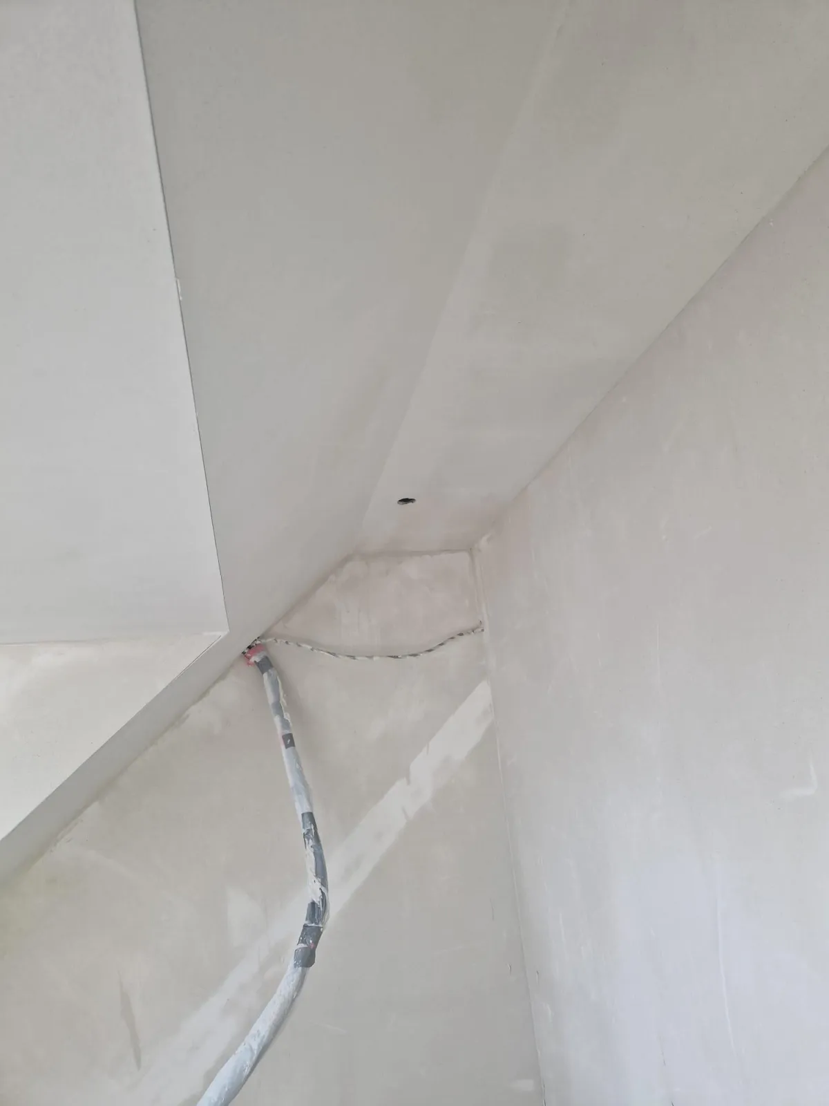 Nette aansluiting van wand op plafond